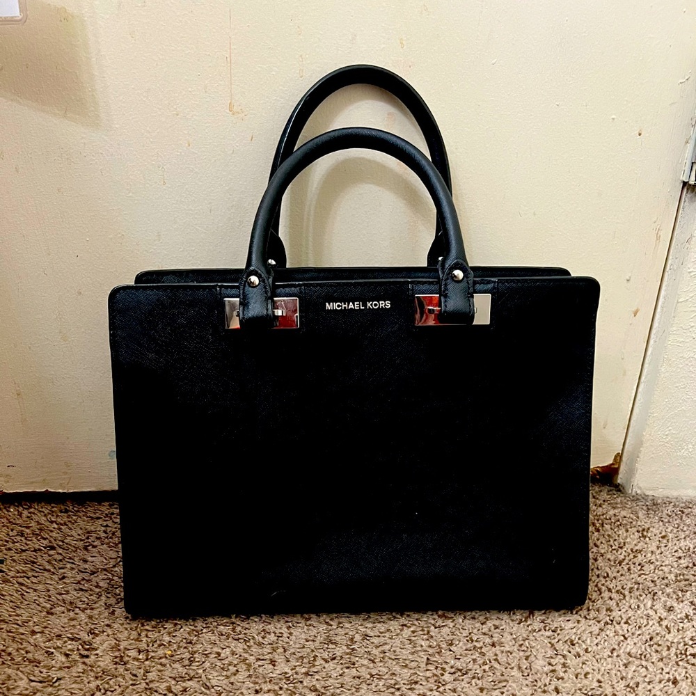 Michael Kors Black Handled Purse with Zipper Close